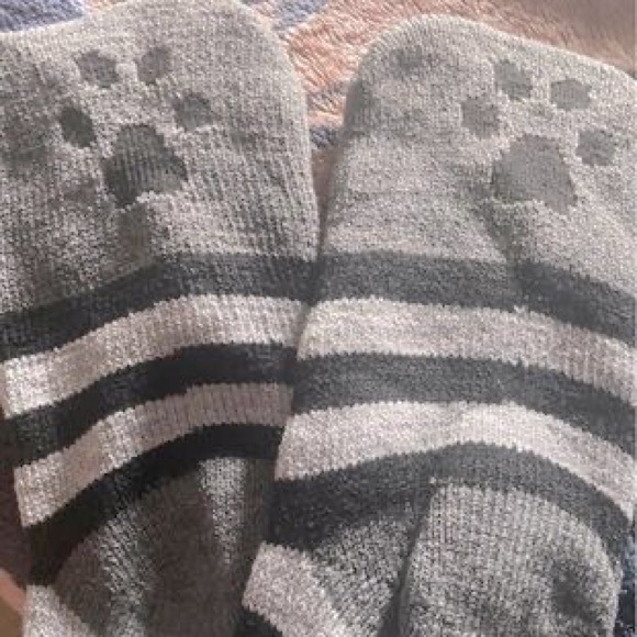 Brushed Fleece Kitty Cat Realistic Claw Paw Print Slipper Socks Grey Black New - Picture 2 of 3
